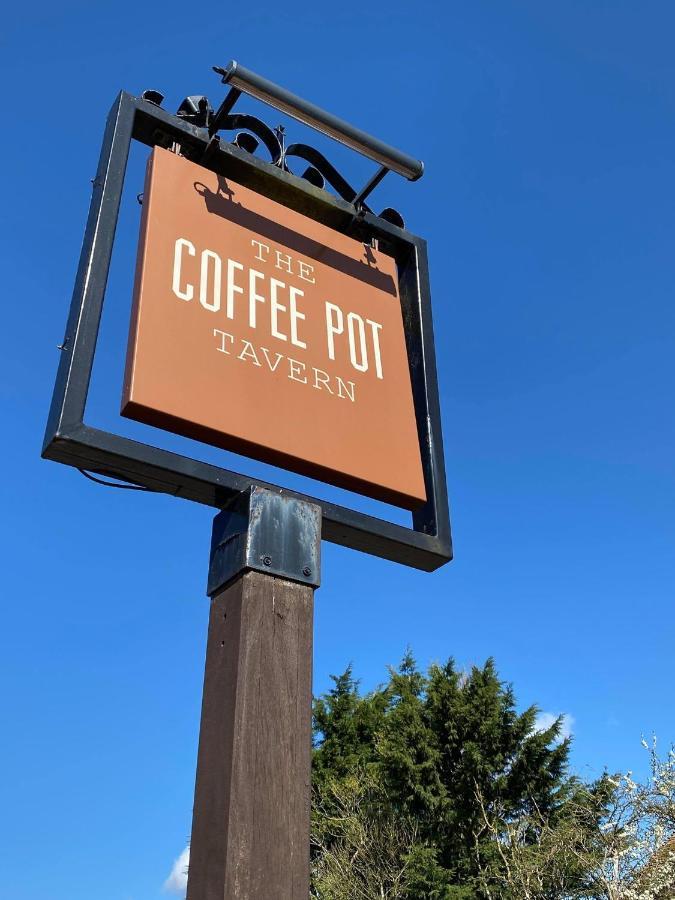 The Coffee Pot Tavern Bed & Breakfast Potterspury Dış mekan fotoğraf
